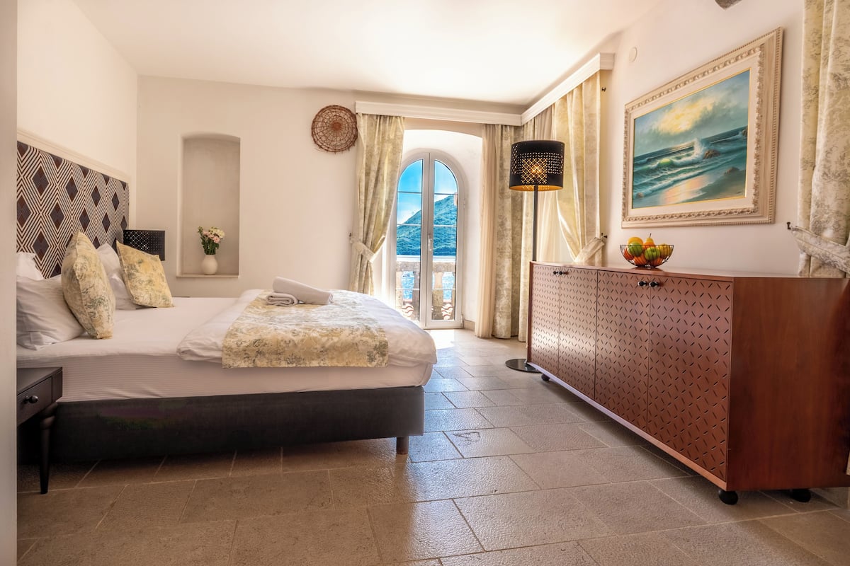 Residence with a private garden and free parking / Annex D | Een kluis op de kamer, een strijkplank/strijkijzer, gratis wifi