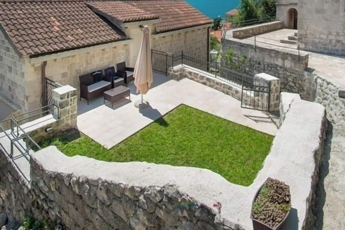 Private entrance studio with a patio and free parking / Annex D | Woonruimte