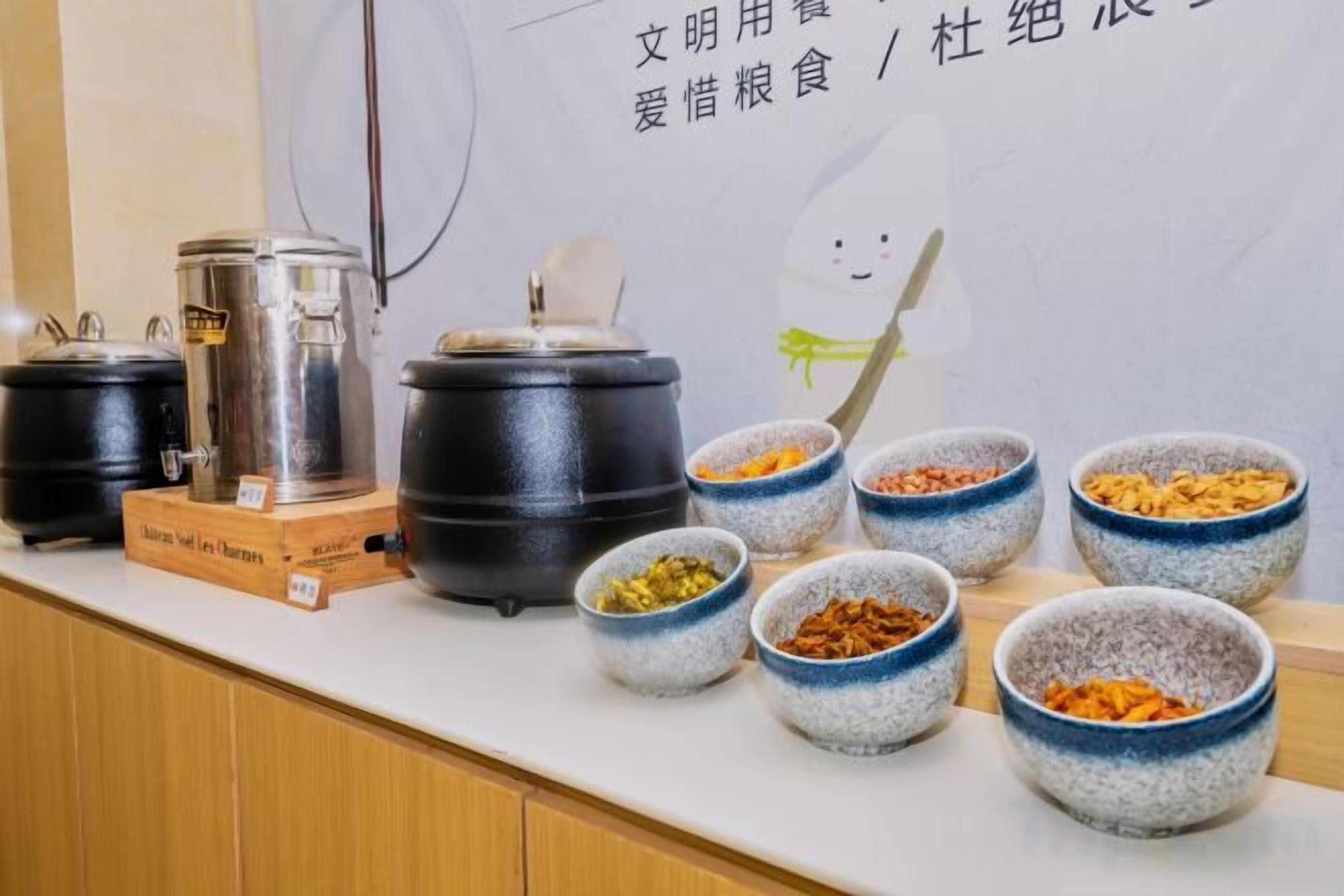 Un comptoir avec divers récipients pour aliments et une machine à café.