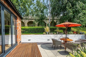 Outdoor dining - 16 Hunt Court - Sleeps 4 (York)
