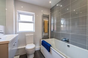 Douche, séchoir à cheveux, serviettes fournies