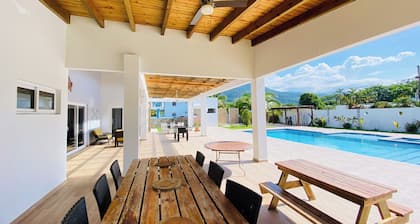 Villa Martha Con Piscina Contiguo a la Playa