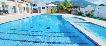 Villa Martha Con Piscina Contiguo a la Playa