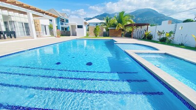 Villa Martha Con Piscina Contiguo a la Playa