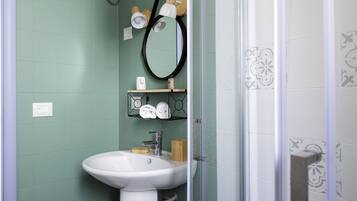 Deluxe-Dreibettzimmer, eigenes Bad (Suite Apolo) | Badezimmer
