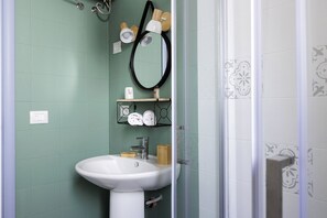 Deluxe Triple Room, Private Bathroom (Suite Apolo) | Bathroom - Elsa D'ortigia (Syracuse)