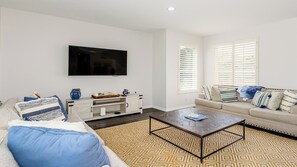 TV - Spectacular two story vacation home with 5 bedrooms and 4.5 bathrooms. (Marco island)