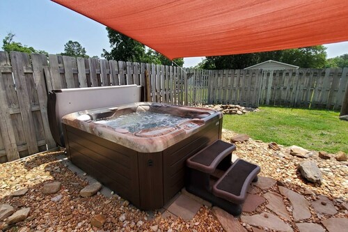 Doodlebug Cottage ~ Pool + Hot Tub Oasis + Close to I-95