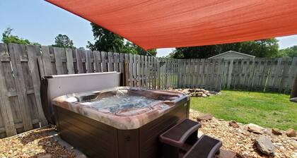 Doodlebug Cottage ~ Pool + Hot Tub Oasis + Close to I-95