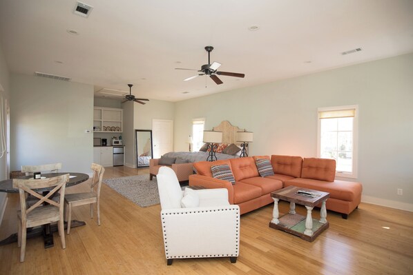 Living area - Charming Studio cottage in amazing Taylor, MS. (Oxford)