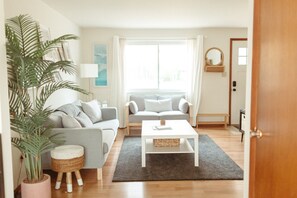 Smart TV - Coastal, Bright, Welcoming Townhome in Westerville (Westerville)