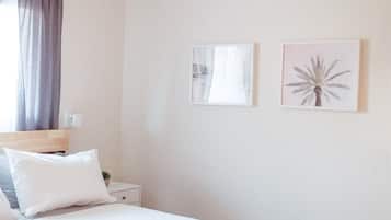 2 habitaciones, tabla de planchar con plancha y cuna de viaje