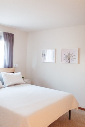 2 bedrooms, iron/ironing board, travel crib, free WiFi - Coastal, Bright, Welcoming Townhome in Westerville (Westerville)