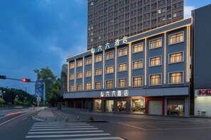 Un hôtel doté d’une façade moderne, de plusieurs étages et d’une entrée imposante.