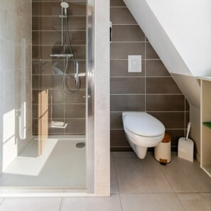 مجففات شعر، مناشف، صابون، ورق حمّام