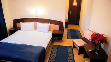 8 bedrooms, WiFi, bed sheets