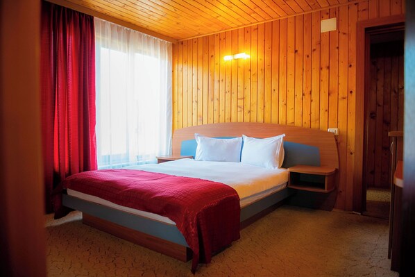 8 bedrooms, WiFi, bed sheets