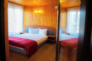 8 bedrooms, WiFi, bed sheets - Pleasant chalet in charming Bușteni with view (Bușteni)