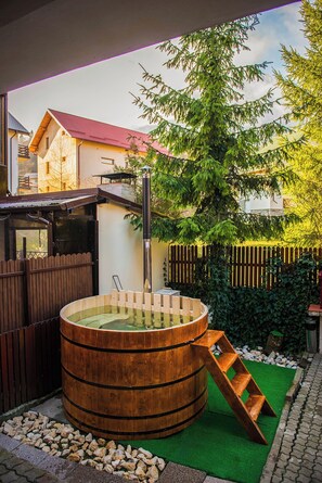 Tina de hidromasaje al aire libre