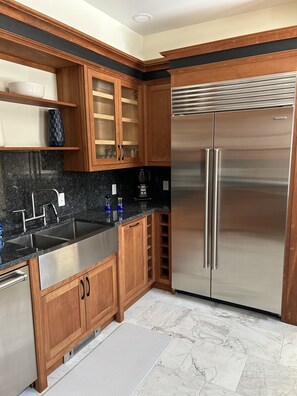 Four à micro-ondes, un four, surface de cuisson, lave-vaisselle