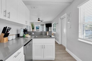 Een koelkast, een microgolfoven, een oven, een kookplaat