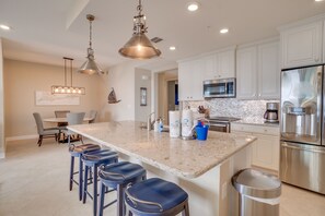 Fridge, microwave, oven, stovetop - Paradise on the Bay by Coastal Chic Vacations (Bradenton)