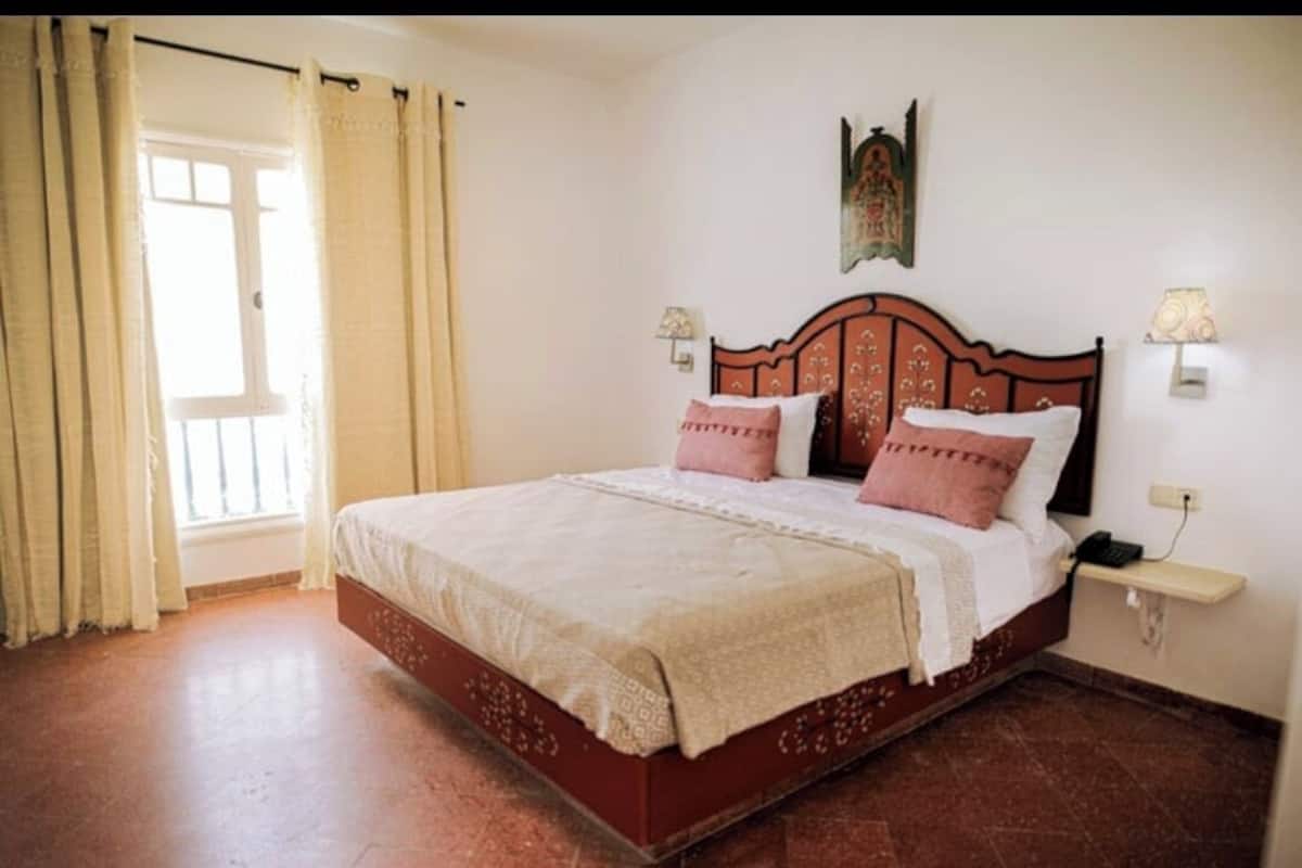 1 quarto, cofres nos quartos, escrivaninha