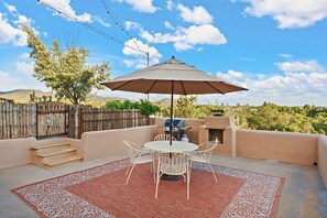 Outdoor dining - Restored Adobe Casita · Big Views · Walk to Plaza (Santa Fe)