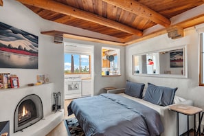 1 bedroom, desk, iron/ironing board, free WiFi - Scenic Santa Fe Downtown Escape (Santa Fe)