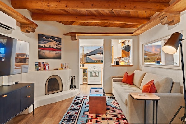 Smart TV, stereo, printers - Restored Adobe Casita · Big Views · Walk to Plaza (Santa Fe)