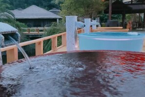 Bañera de hidromasaje al aire libre