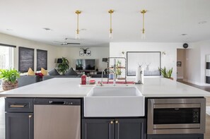 Fridge, microwave, oven, stovetop - Charming House near MedCenter, NRG, Galleria, Downtown - 3 bedroom& 2 bathroom  (Houston)