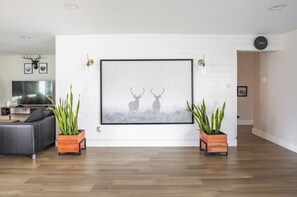 Living area - Charming House near MedCenter, NRG, Galleria, Downtown - 3 bedroom& 2 bathroom  (Houston)