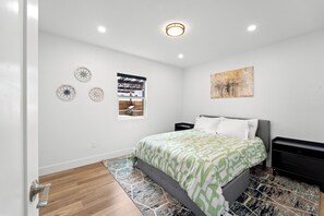 2 habitaciones, tabla de planchar con plancha, wifi y ropa de cama 