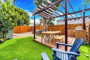 Outdoor dining - Beautiful 2-bedroom near Ocean Beach, Pacific Beach, Sea World, Downtown, & more (San Diego)