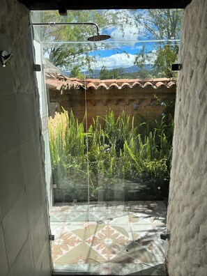 Chambre Triple Supérieure, vue jardin | Salle de bain