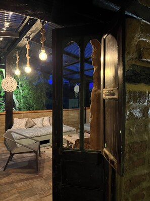 Chambre Familiale, vue jardin | Terrasse/Patio