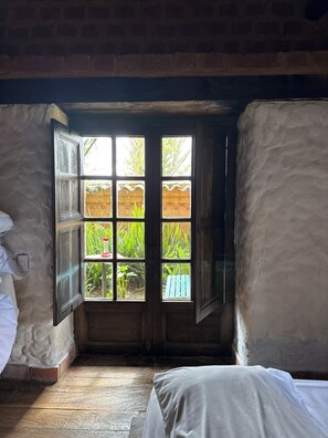 Chambre Triple Supérieure, vue jardin | Vue sur la cour