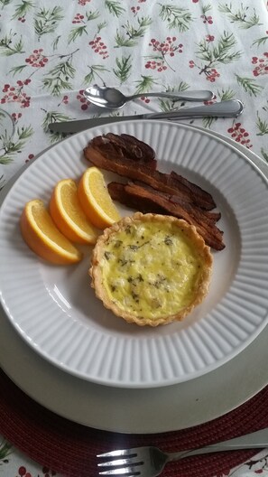 Breakfast meal - Traditional bed & breakfast in Snohomish with comfy bed, private bathroom, WiFi (Snohomish)