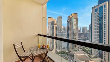 Dormitorio compartido de lujo, varias camas, vista parcial al mar | Vista del balcón