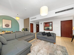 Dormitório compartilhado superluxo, várias camas, vista parcial para o mar | Área de estar