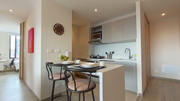 Kühlschrank, Mikrowelle, Ofen, Herdplatte