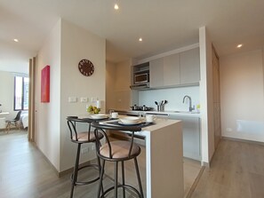 Kühlschrank, Mikrowelle, Ofen, Herdplatte