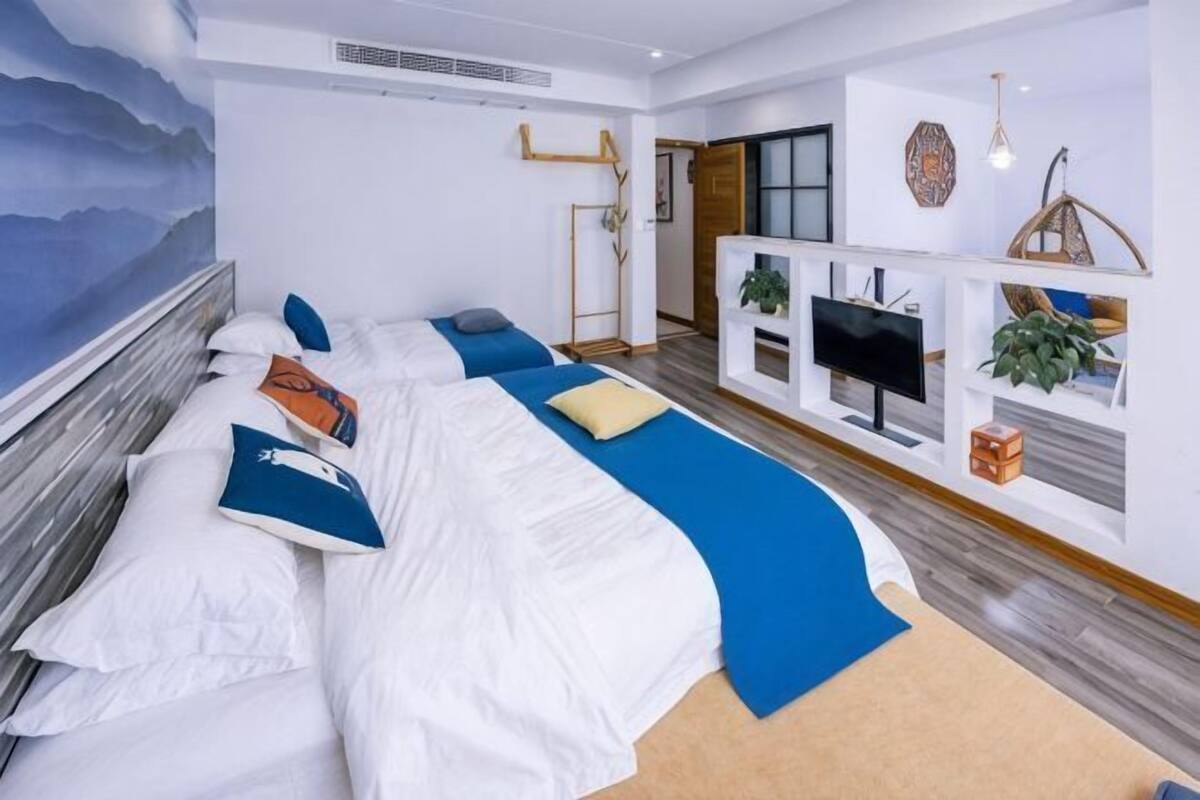 Een moderne hotelkamer met een groot bed, een televisie en een bureau.