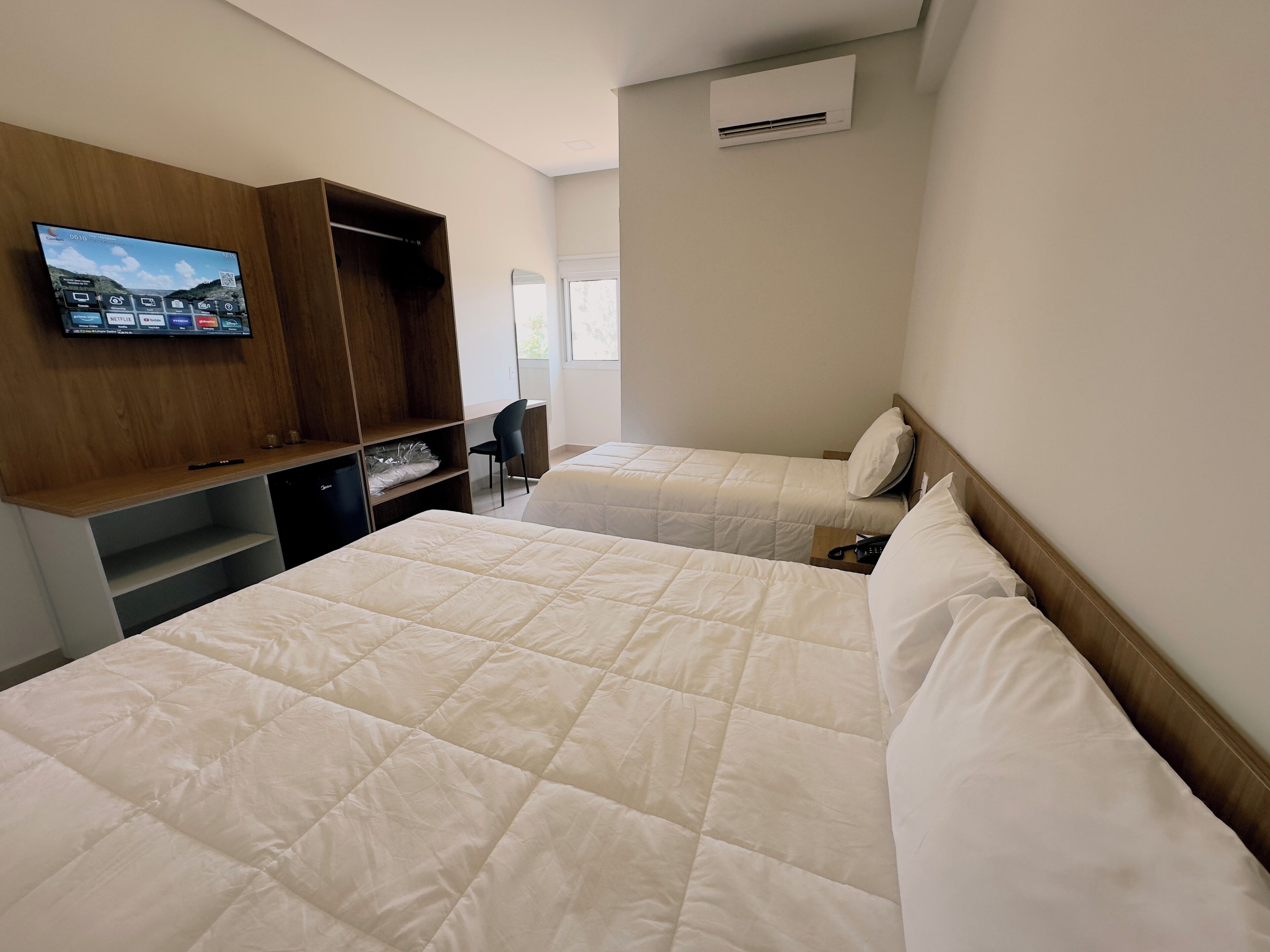 高级三人房 | 客房内保险箱、笔记本电脑工作区、免费 WiFi、床单