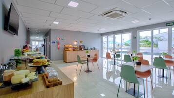 Café da manhã com buffet grátis todos os dias