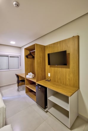 خزنة داخل الغرفة ومساحة عمل للكمبيوتر المحمول وواي فاي مجانًا