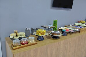Free daily buffet breakfast - Comfort Serra da Canastra  (São João Batista do Glória)