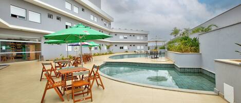 Una piscina al aire libre