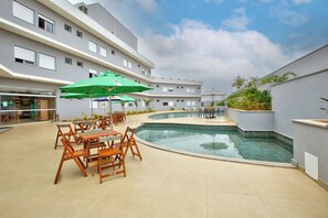 حمّام سباحة خارجي